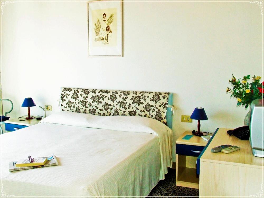 Hotel Miramare Bosa Marina Habitación foto
